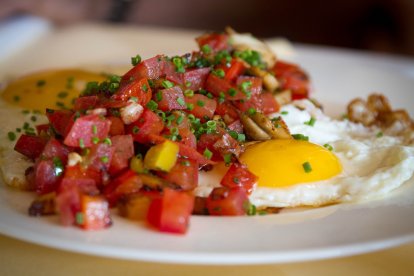 Tartar de atún rojo con huevos fritos