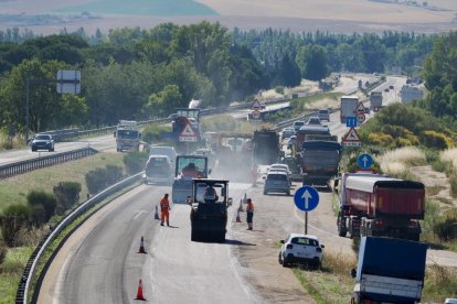 Obras para la eliminación de los baches en la A-11 en Valladolid.