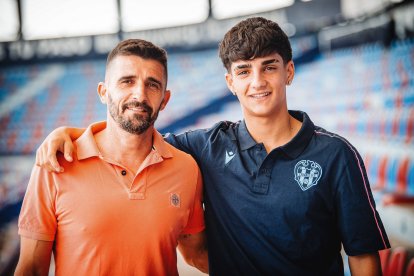 Víctor Fernández junto a su hijo Víctor Jr. en el Ciutat de Valencia