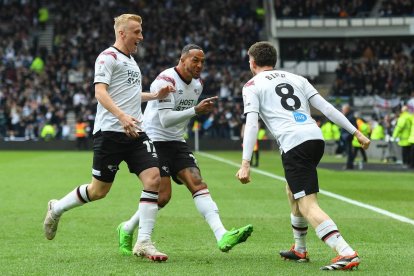 Jugadores del Derby County celebran un gol esta temporada