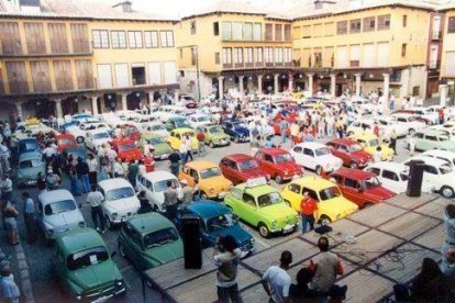 El Encuentro Nacional de Seat 600 en Tordesillas