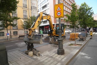 Maquinaria realizando obras en la calle Gamazo