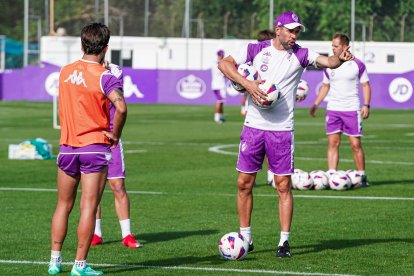 Pezzolano da indicaciones en un entrenamiento del curso pasado