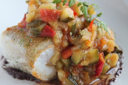 BACALAO CONFITADO CON PISTO SOBRE CREMOSO DE CEBOLLA