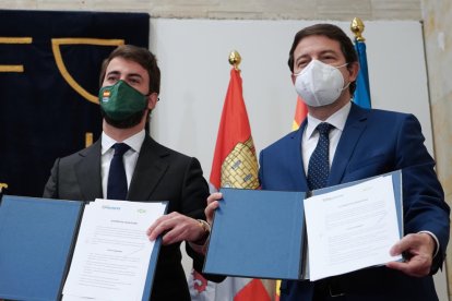 Juan García Gallardo y Alfonso Fernández Mañueco, en una imagen de archivo el día de la firma del pacto de Gobierno en Marzo de 2022.