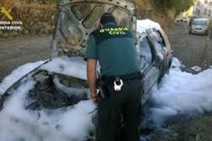 Imagen de uno de los coches calcinados en Mojados