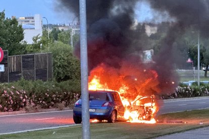 Incendio de un coche en la calle Manuel Jiménez-Alfaro.