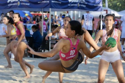 Espectacular imagen de uno de los partidos de balonmano playa en Las Moreras.