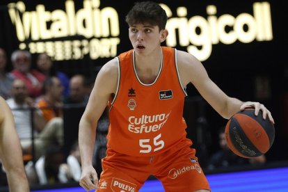 Sergio de Larrea Asenjo con la camiseta del Valencia Basket ACB