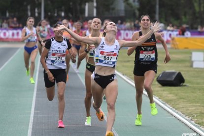 Ángela Viciosa, a la derecha, en la llegada de los 1.500 metros lisos en el sub23 de Burgos