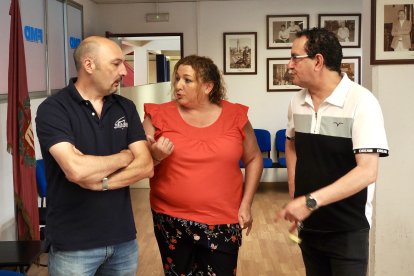 El secretario del BM Aula Tomás Hernández, la presidenta Ana Belén Pastor y el tesorero y director deportivo  Miguel Ángel Peñas.