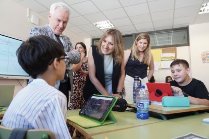 La consejera de Educación, Rocío Lucas, visita en Medina del Campo uno de los centros que ofrece clases extraordinarias enmarcadas en el Programa para la Mejora del Éxito Educativo