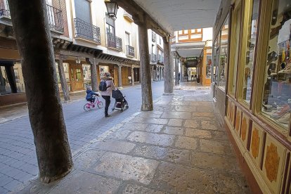 Calle comercial de Medina de Rioseco, donde el Ayuntamiento prevé colocar las taquillas inteligentes.