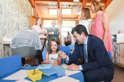 El presidente de la Junta de Castilla y León, Alfonso Fernández Mañueco, en la inauguración la Escuela de Educación Infantil de Pedrosa de Duero, en Burgos