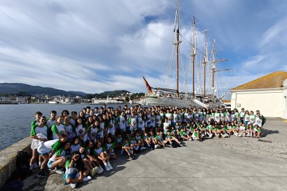 Foto de familia de los campistas en su visita al JuanSebastián Elcano.