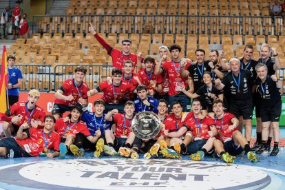 La selección española júnior, con los vallisoletanos Pablo Herrero y Álvaro Pérez, tras proclamarse campeones de Europa  de la categoría celebrado en Eslovenia.