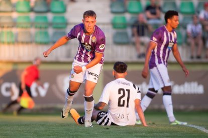 Arnu aprieta el puño en señal de júbilo tras marcar un tanto en Segovia