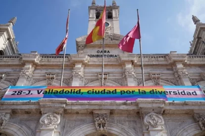 Bandera del orgullo gay en el balcón del edificio consistorial de Valladolid el 28 de junio de 2022.