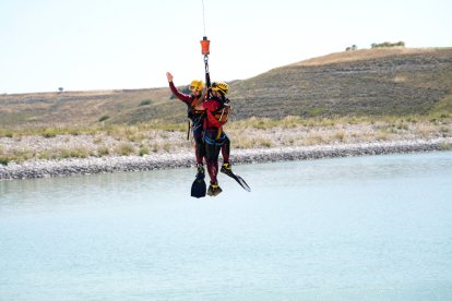 El Grupo de Rescate y Salvamento de la Junta de Castilla y León (GRS) realiza una práctica de rescate acuático en el embalse de Valdemudarra, en Valladolid.