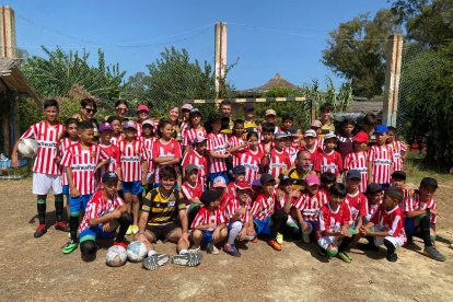 Las dos familias vallisoletanas voluntarias junto a los niños de la Asociación Darna en Marruecos.