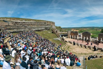 Cada año, una nutrida programación cultural permite revivir los días de gloria del teatro romano de Clunia Sulpicia y adentrarse en el rico pasado de la zona.