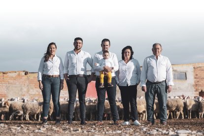 Foto de la familia Escarda al completo. De izqda. a dcha. Valeria, Roberto, Yayo, Mª José Pedriza (madre), y Eulalio.