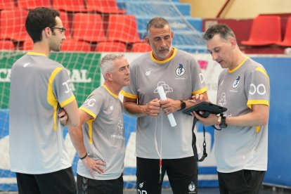 David Pisonero durante una de las primeras sesiones de entrenamiento junto a sus ayudantes