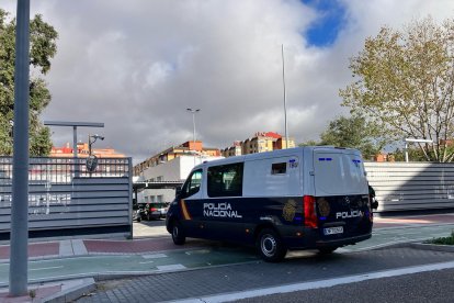 Un furgón de la Policía Nacional accede a la comisaría de Delicias de Valladolid.