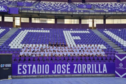 Asistentes al Congreso en las gradas del estadio