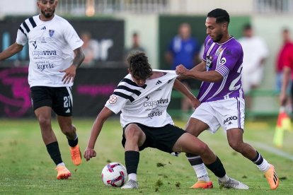 Anuar, durante el amistoso contra el Burgos disputado en Palencia.