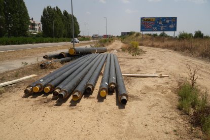 Tubos de la red de calor en el suelo tras perder la carga un camión.