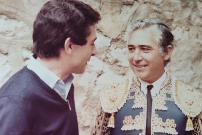 Paco Camino, junto al autor de este artículo en la plaza de toros de Valladolid el día de su definitiva despedida de los ruedos.