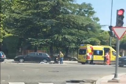 Imagen de los momentos posteriores a la colisión entre el turismo y la ambulancia en el paseo Juan Carlos I de Valladolid.