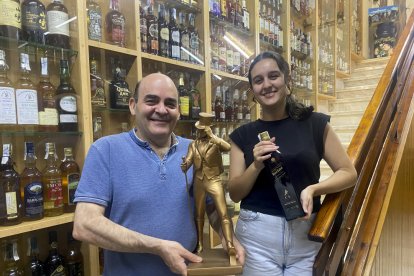 Luis Vara y su hija Natalia posan con la silueta de Johnnie Walker en un rincón del Museo del Whisky en Pobladura del Valle. /Introduzca texto aquí