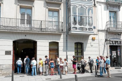 Un grupo de personas hace cola en la oficina tributaria de la plaza de Santa Ana.