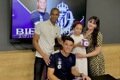 Joao Vitor firma por el Real Valladolid, ante su padre (Miranda), su madre y su hermana.