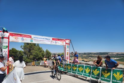 Javier Cubillas traspasa la línea de meta, al lado del castillo de Peñafiel.