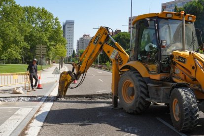 Corte de tráfico en la avenida de Salamanca por las obras de la red de calor.