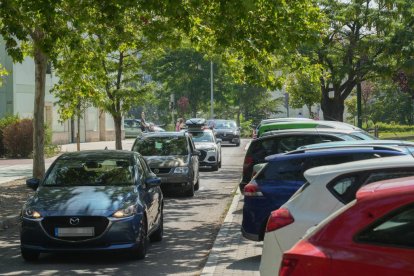 Vehículos circulando por el desvío a la calle Eras debido al corte de la avenida de Salamanca