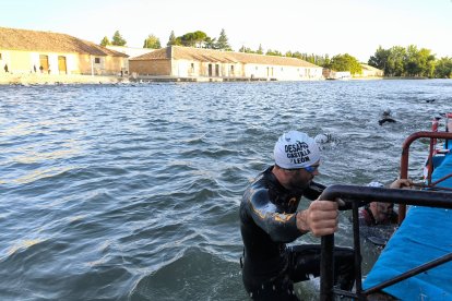 Salida del segmento de natación, en la dársena del Canal de Castilla.