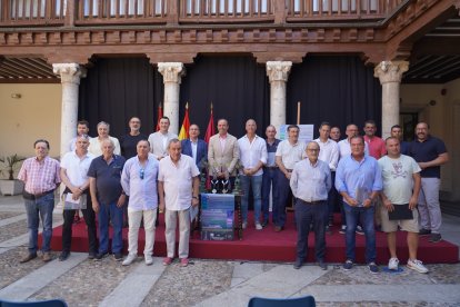 Foto de familia de dirigentes de clubes y autoridades provinciales.