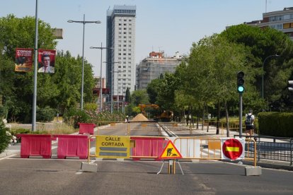 Corte de tráfico en la Avenida de Salamanca por las obras de la red de calor.