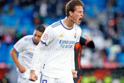 El delantero Juanmi Latasa celebra un gol con  el Real Madrid Castilla.