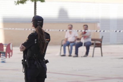 Una agente de la Policía Nacional en la calle Sisón donde se produjo el asesinato.