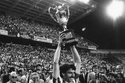 El capitán Pepe Moré alza la Copa de la Liga de 1984.