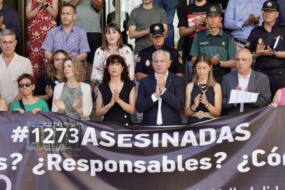 Celebración de un minuto de silencio ante la Delegación del Gobierno.