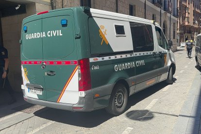 El furgón de la Guardia Civil con el acusado de asesinar a su mujer en Pajarillos sale del Juzgado camino de la cárcel