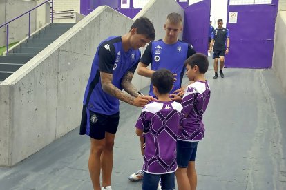 Los croatas Juric y Biuk firman autógrafos a niños tras un entrenamiento.