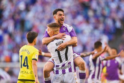 Los extremos blanquivioleta Moro y Biuk celebran el ascenso ante el Villarreal B.