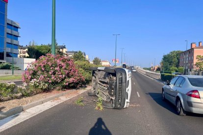 Estado en el que ha quedado la furgoneta tras volcar en la avenida de Zamora